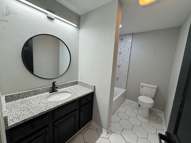 Building Photo - 1040 W 35th St