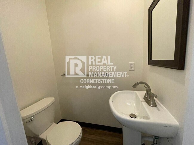 Building Photo - Updated & Inviting 2-Bedroom Townhome in Q...