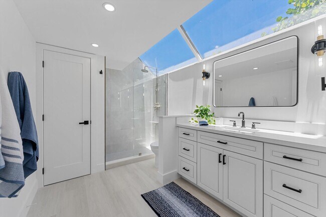 Building Photo - 1013 Bel Air Dr