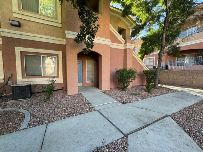 Building Photo - Ground Floor Unit with Tile Floors & Commu...