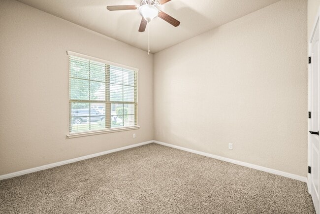 Building Photo - 4 BEDROOM FOR RENT- SEPARATE LIVING AREA - OFFICE