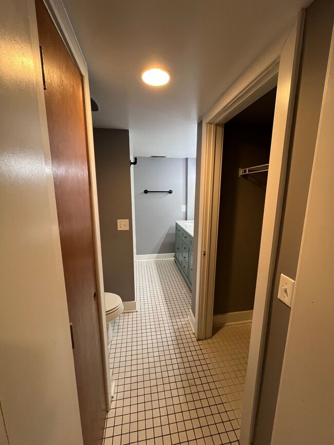 Building Photo - Stylish 2 bedroom 2 full bathroom near The...