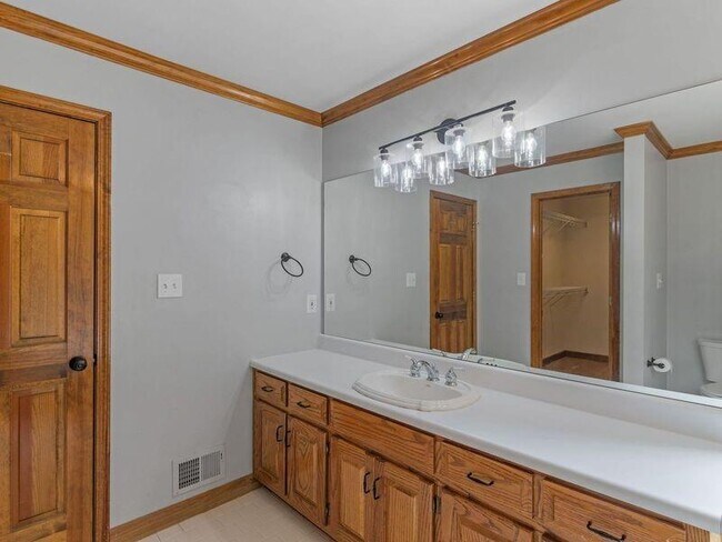 Building Photo - 305 Riverbend Dr