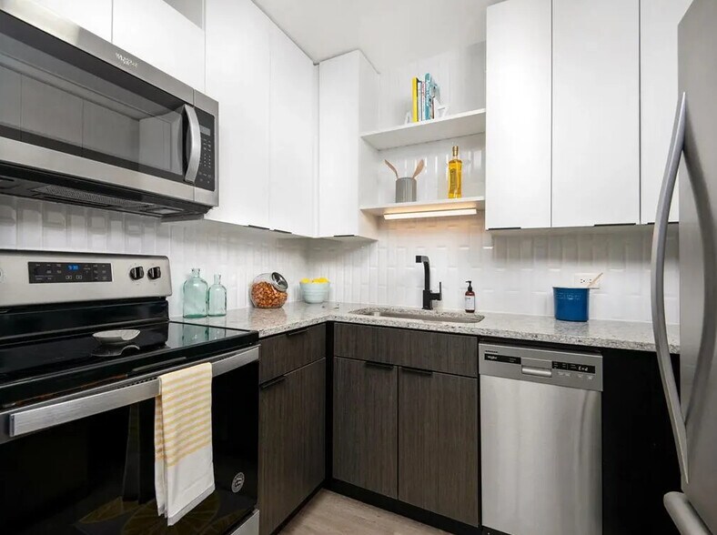 Building Photo - 70 W Huron St