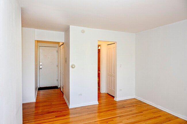 Building Photo - 1415 W Lunt Ave