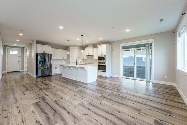 Building Photo - Charming 3-Bedroom, with Office and 2 Bath...