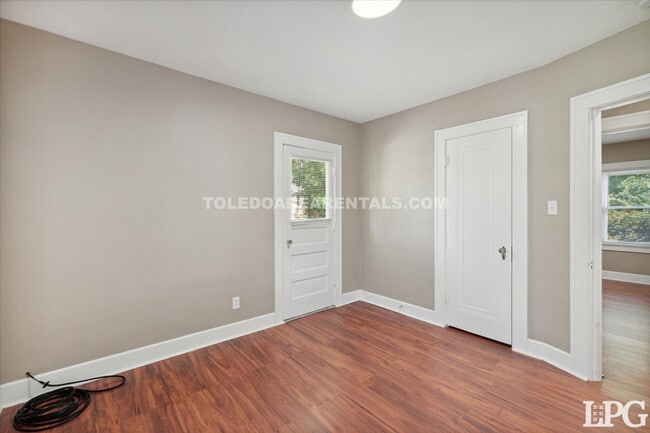 Building Photo - 2030 Wyndhurst Rd