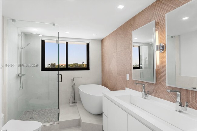 Building Photo - 1000 Venetian Way