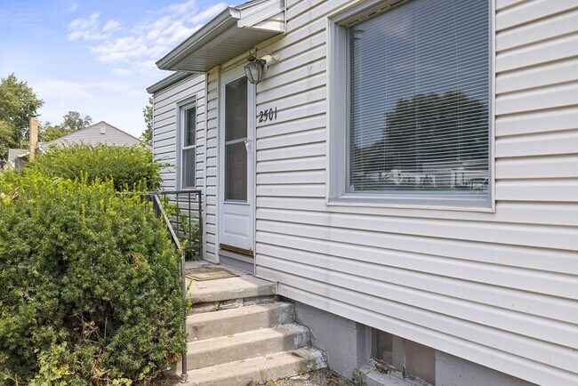 Building Photo - Cozy 3-Bedroom Ranch with Garage in Charmi...