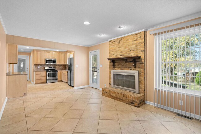 Building Photo - Move-In Special Available! Charming 3-Bedr...