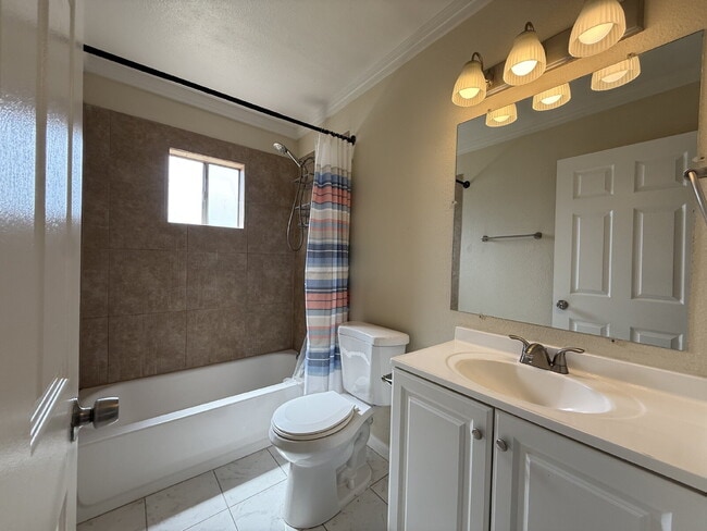 Building Photo - Move-in Ready 2 bed 1 bath home in Sacramento