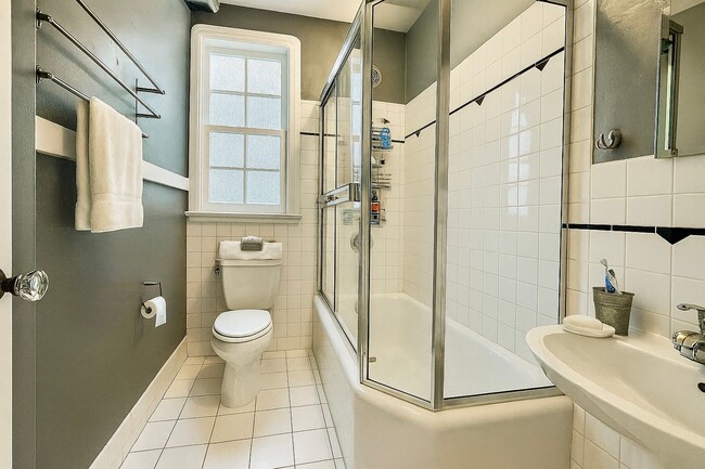 Building Photo - Upper Rockridge 3 Bedroom Home