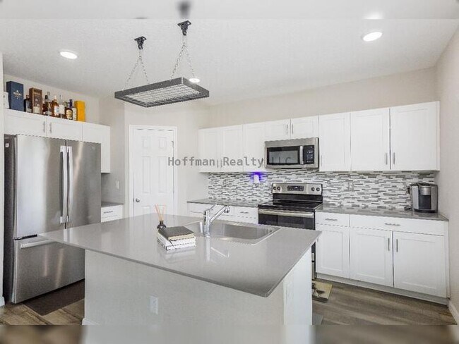 Building Photo - Spacious 5-Bedroom Home in Amenity-Rich Tr...