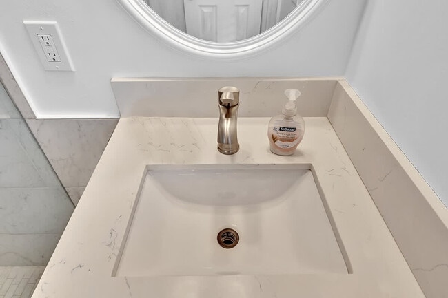 Building Photo - 1568 NE 35th St