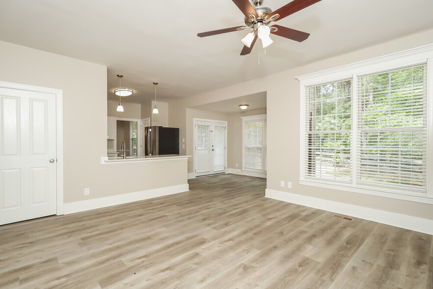 Building Photo - 3073 Essex Dr