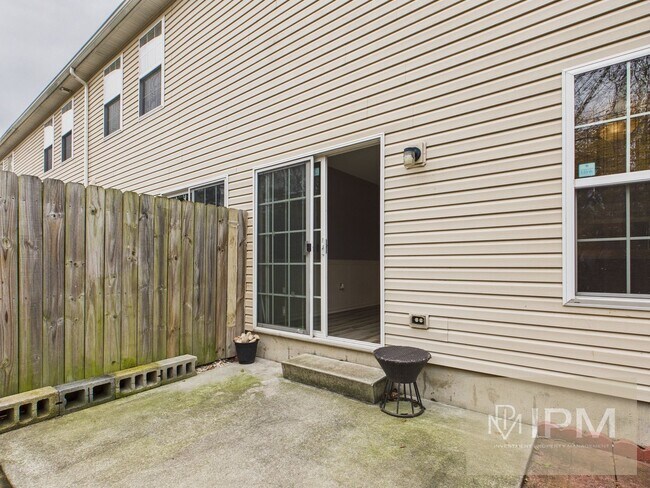 Building Photo - 1/2 First Months Rent!! Bright 2 Bed, 1.5 Bath Townhome in New Cumberland!