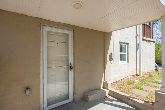 Building Photo - 611 S 14th St