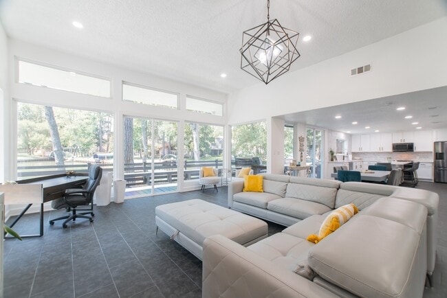 Building Photo - 3103 Hemingway Dr