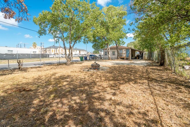 Building Photo - RENOVATED 2-BEDROOM HOME IN GOVERNMENT HILL