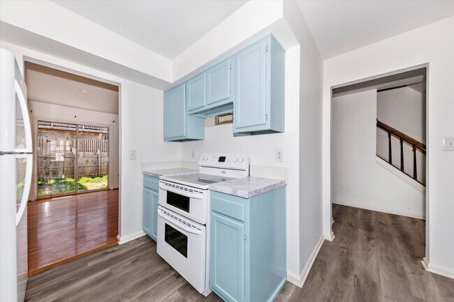 Building Photo - Churchill Town Rental