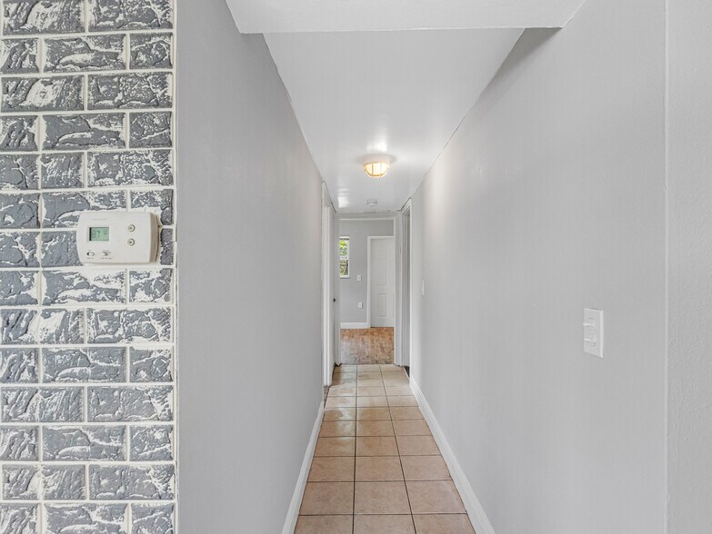 Hallway leads to the bedrooms at the back of the unit - 311 Avanda Ct