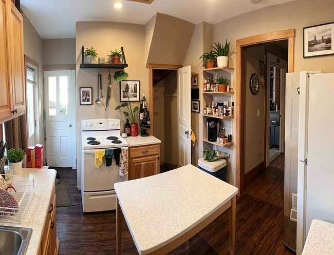 Building Photo - 1821 E 1st St