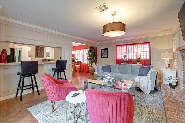 Building Photo - 6018 Berendo St