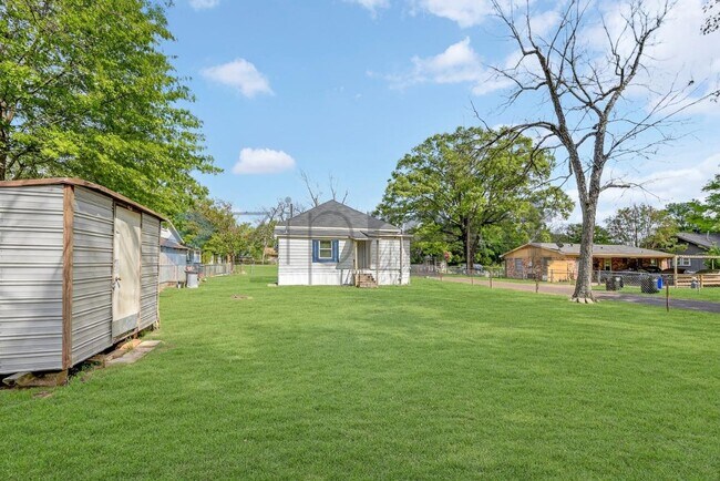 Building Photo - 309 Park St