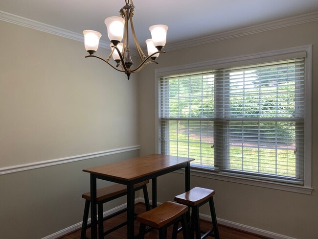 Building Photo - Spacious and Private Condo in The Oaks at Washingtonian Woods