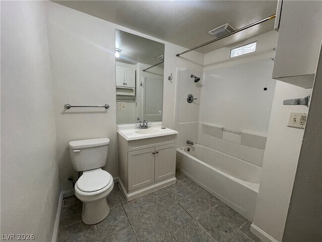 Building Photo - 405 S 15th St