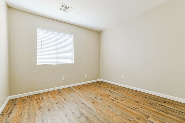 Building Photo - 1453 E Kelsi Ave