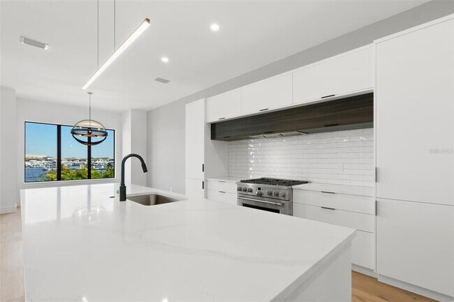 Building Photo - 1810 4th St E