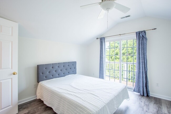 Building Photo - For Rent – Beautifully Updated Townhome in Gull Point a Waterfront Community