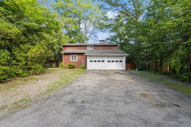Building Photo - 224 Lake Shore Rd