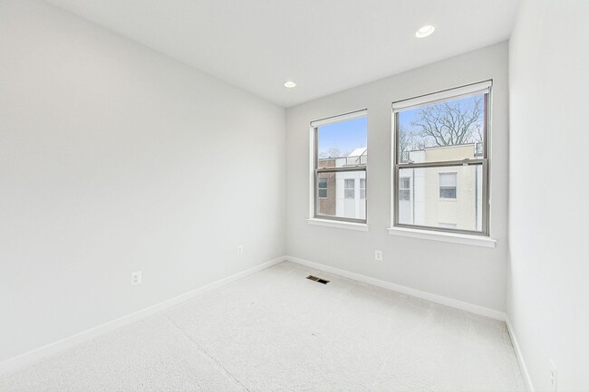 Building Photo - Contemporary 4 bedroom, 3.5 bath Open Concept Townhome!