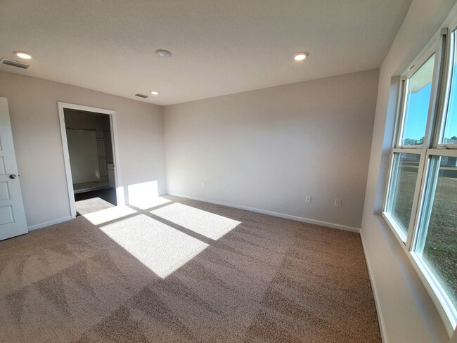 Building Photo - Gorgeous and Spacious 4 Bedroom, 2 Bath Op...