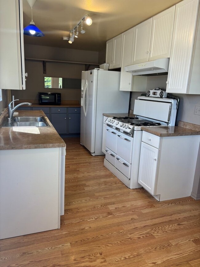 Building Photo - Spacious 2 Bedroom with Sunroom & Office 5...