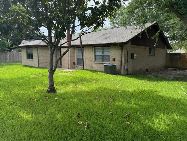 Building Photo - 5613 Countryaire St