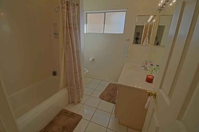 Building Photo - 4BD/3BA Available for Move In! Northeast Heights