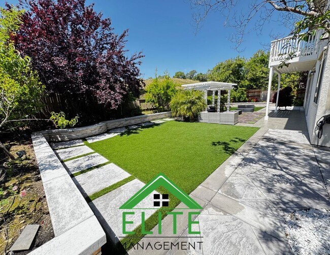 Building Photo - Scenic View Balcony and Beautiful 4-Bedroo...