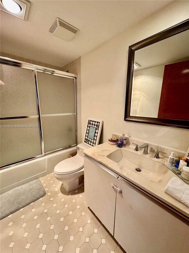 Building Photo - 520 Brickell Key Dr