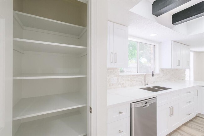 Building Photo - 1311 Sand Stone Dr