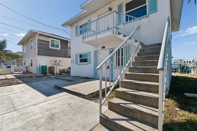 Building Photo - 14919 N Bayshore Dr