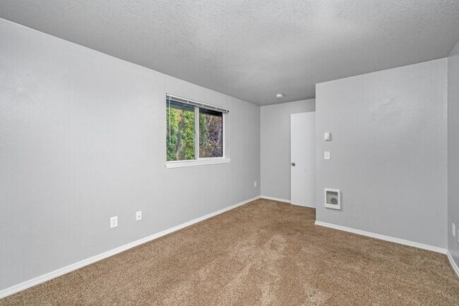 Building Photo - Large 2 bed 1.5bath townhouse