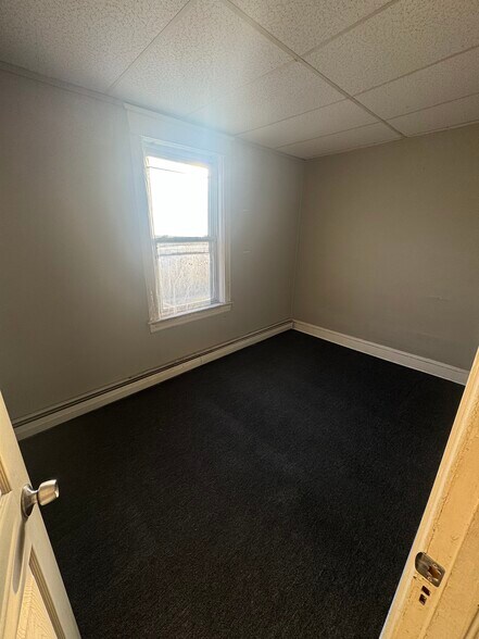 Room 2 Photo 1 - 150 Linden St