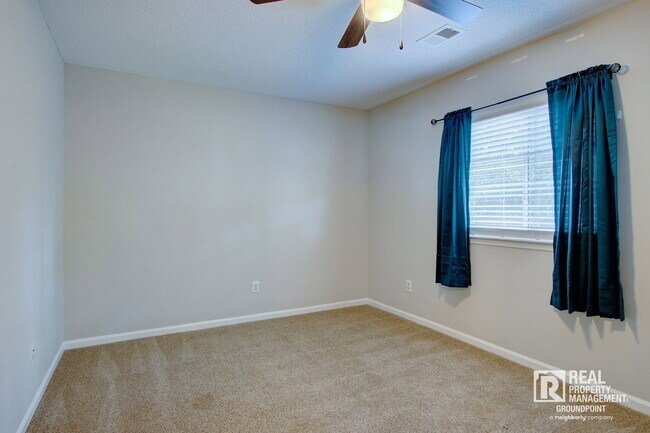 Building Photo - 121 Sioux Ct