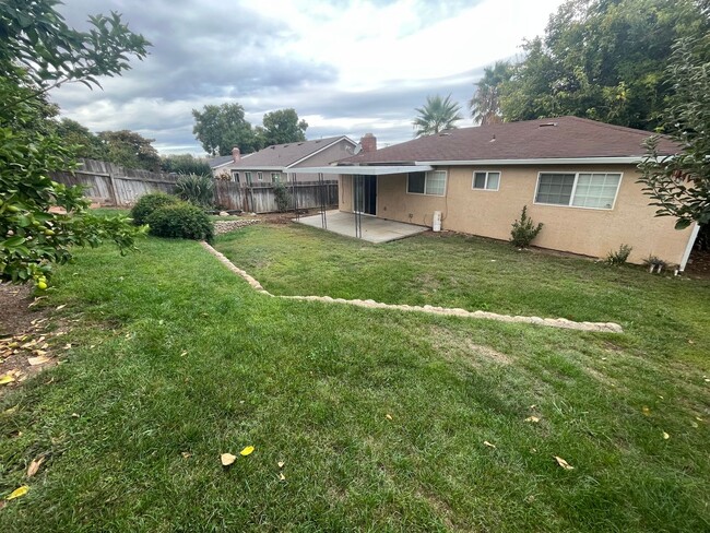 Building Photo - 3bed 2bath available in Rosemont! Pet frie...