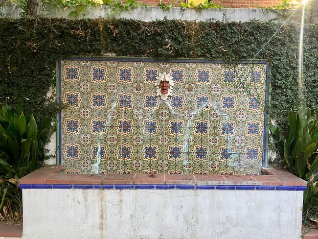 Building Photo - 1414 N Harper Ave