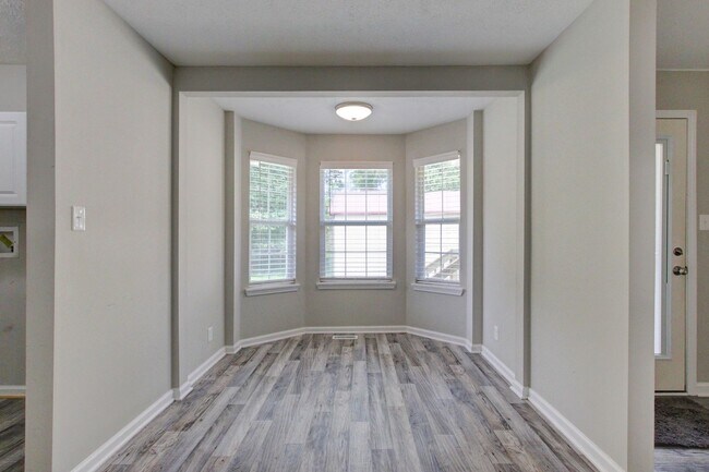 Building Photo - Updated 3bed 2 bath in St B with SEPARATE WORKSHOP around back.