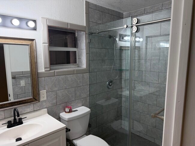 Building Photo - 4011 SW 28th St